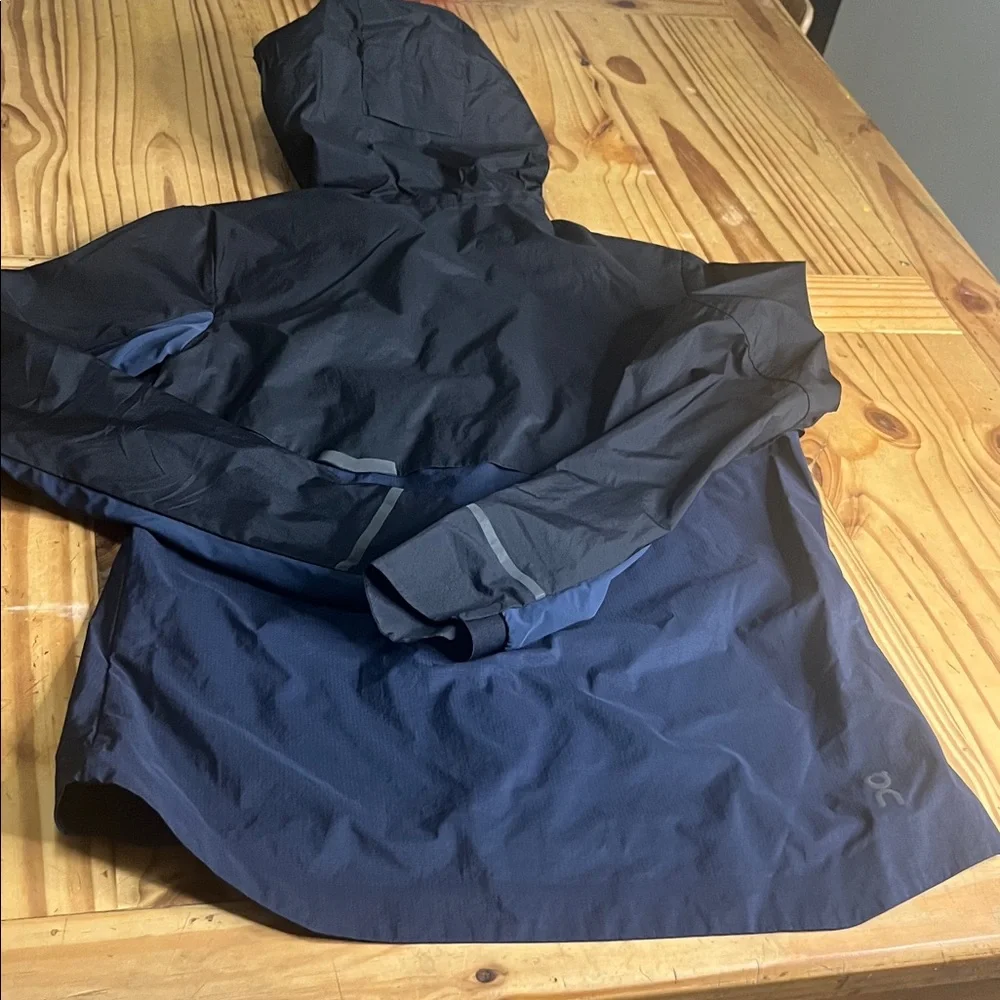 On Running Two-Tone Navy and Black Lightweight Running Jacket - Picture 12 of 16